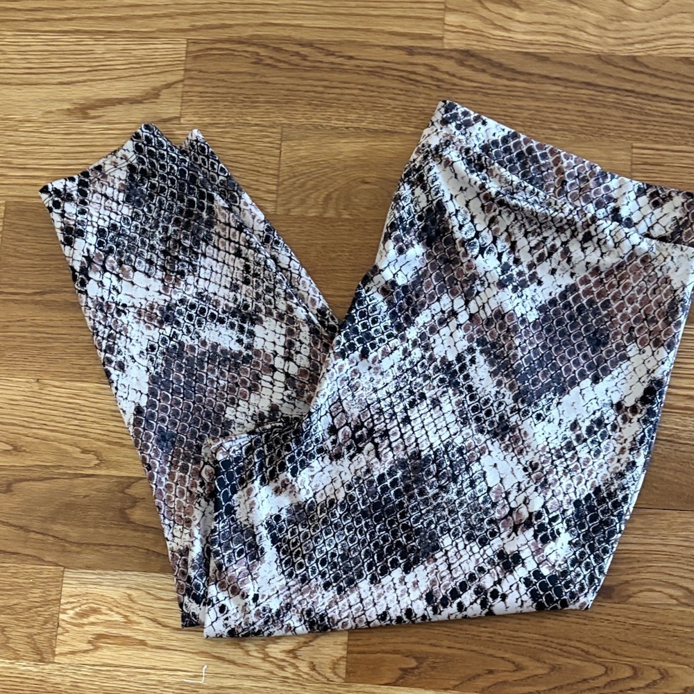 Torrid blush brown tones Snake Print Leggings cropped / capri muted sheen 4X